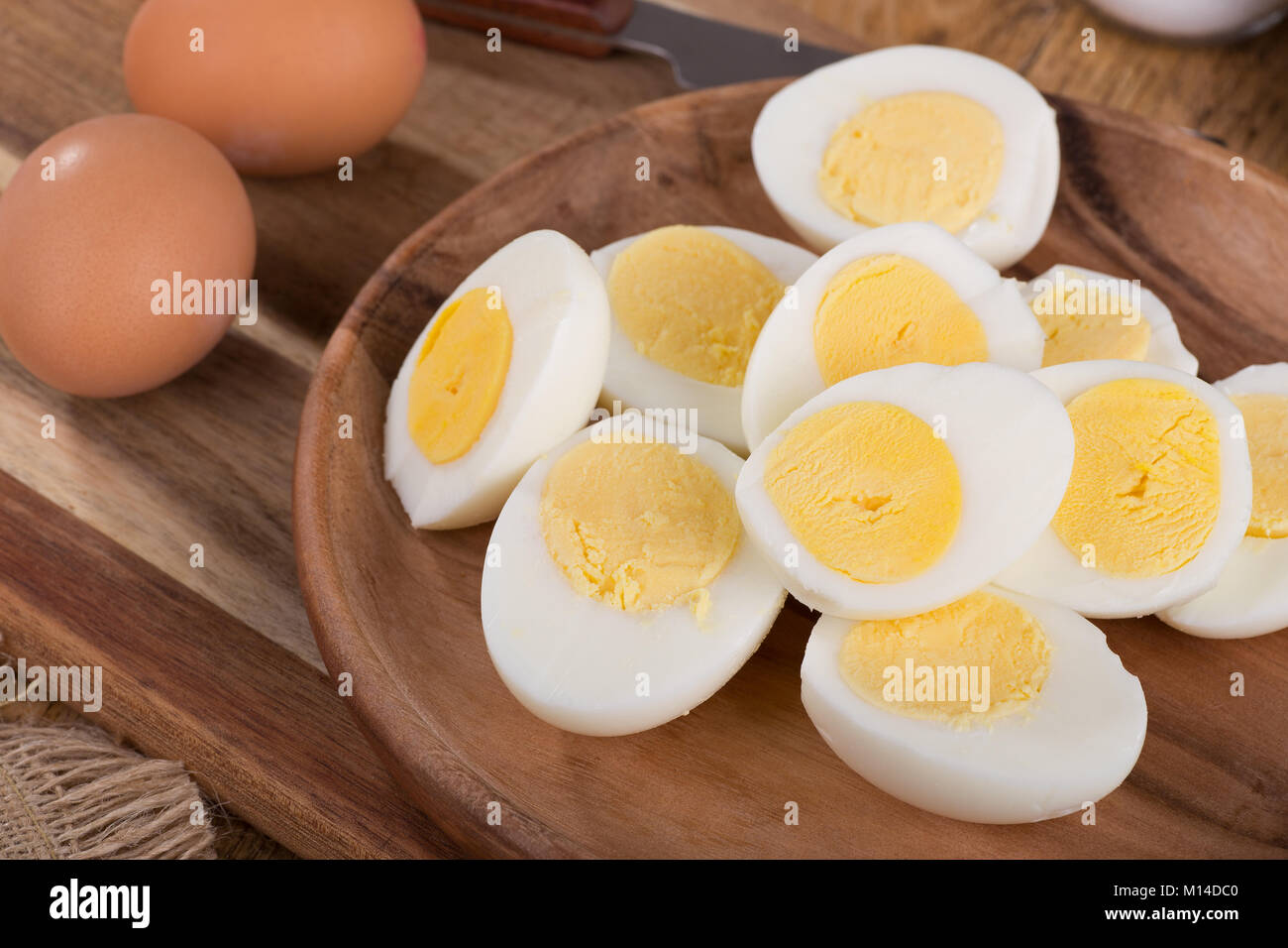 Hart gekochte Eier auf einer Holzplatte geschnitten Stockfoto