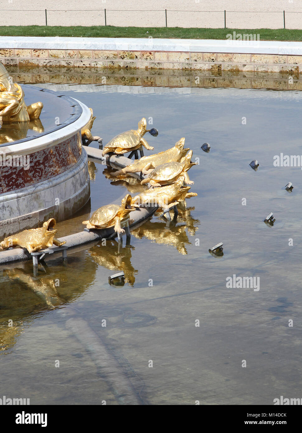Goldene Eidechsen und Schildkröten auf Basis der Latona-Brunnen, Schlosspark Versailles, Paris, Frankreich. Stockfoto