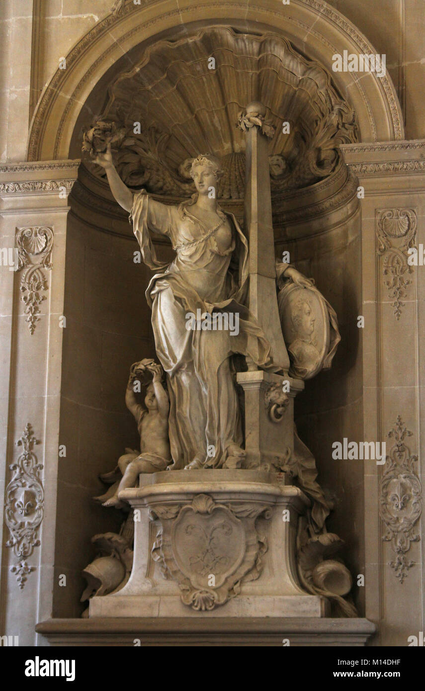 Statue von Herrlichkeit Holding ein Porträt von Louis XV in der Halle von Antoine Vasse, Schloss Versailles, Ile-De-France, Frankreich. Stockfoto