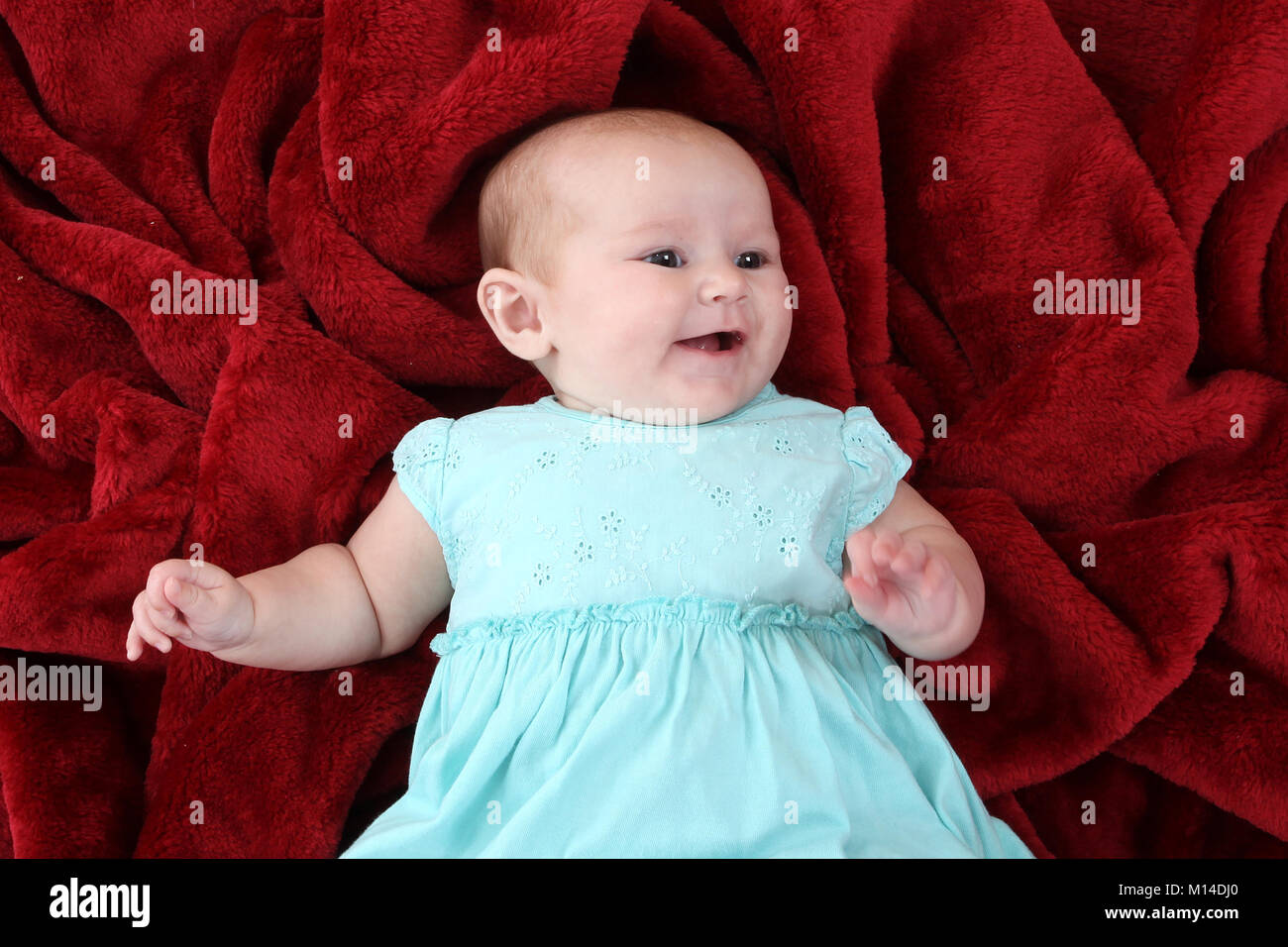 15 Wochen alten Baby girl zur Festlegung im Kindergarten auf Soft play Bereich Stockfoto