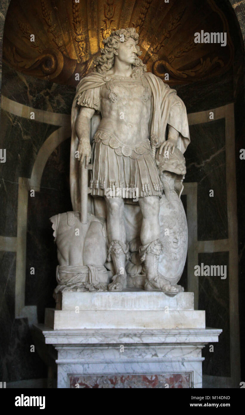 Marmorstatue von Louis XIV als ein römischer Kaiser von Jean Varin in der Venus-Salon, Schloss Versailles, Paris, Frankreich. Stockfoto