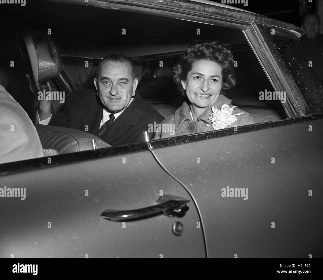 Senator und Frau Lyndon B. Johnson bei der Ankunft am Flughafen O'Hare Feld angezeigt. Oktober 31, 1960. Stockfoto