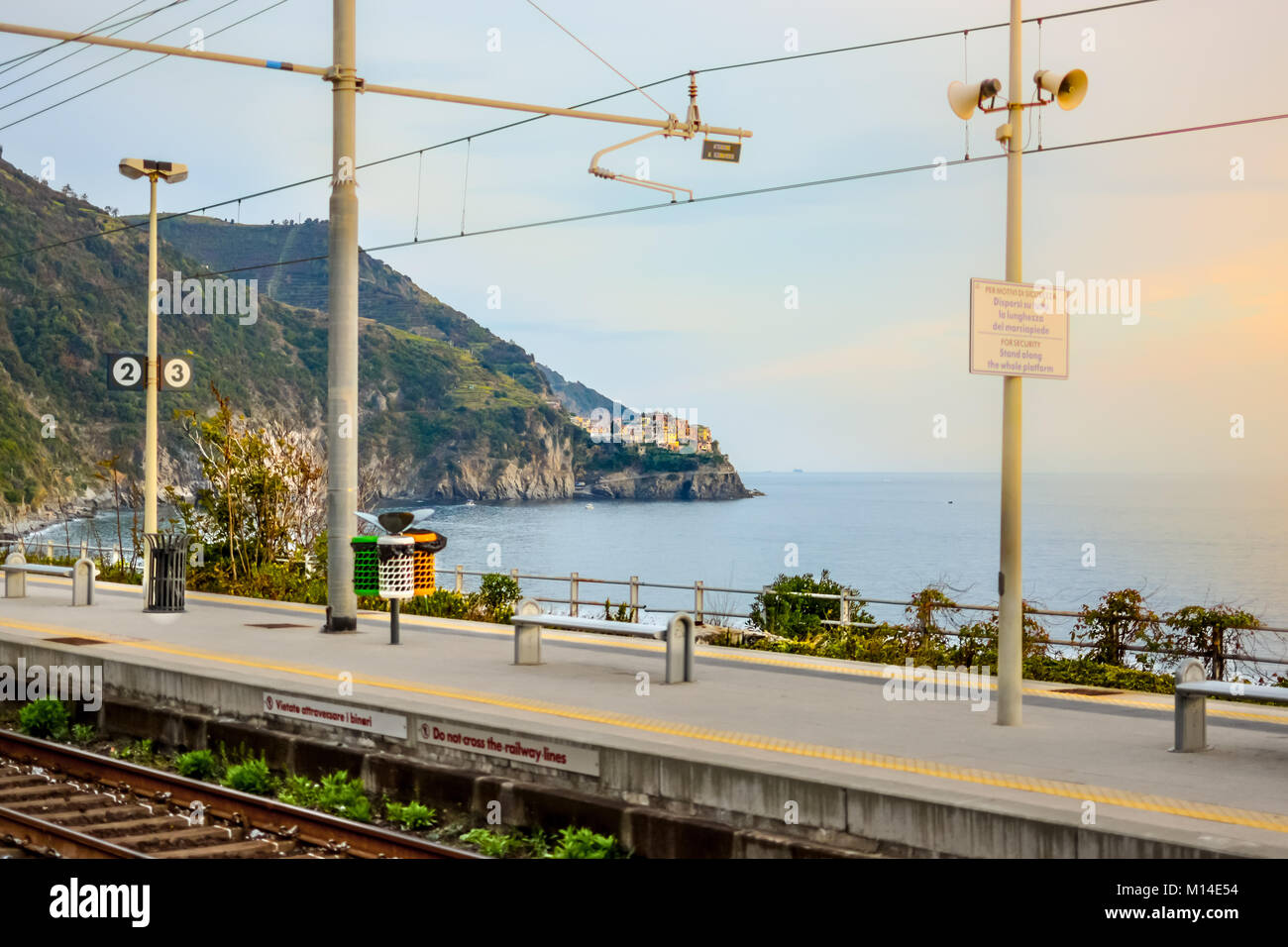 Der Bahnhof in Monterosso, Cinque Terre Italien mit dem Meer und Corniglia in Aussicht Stockfoto