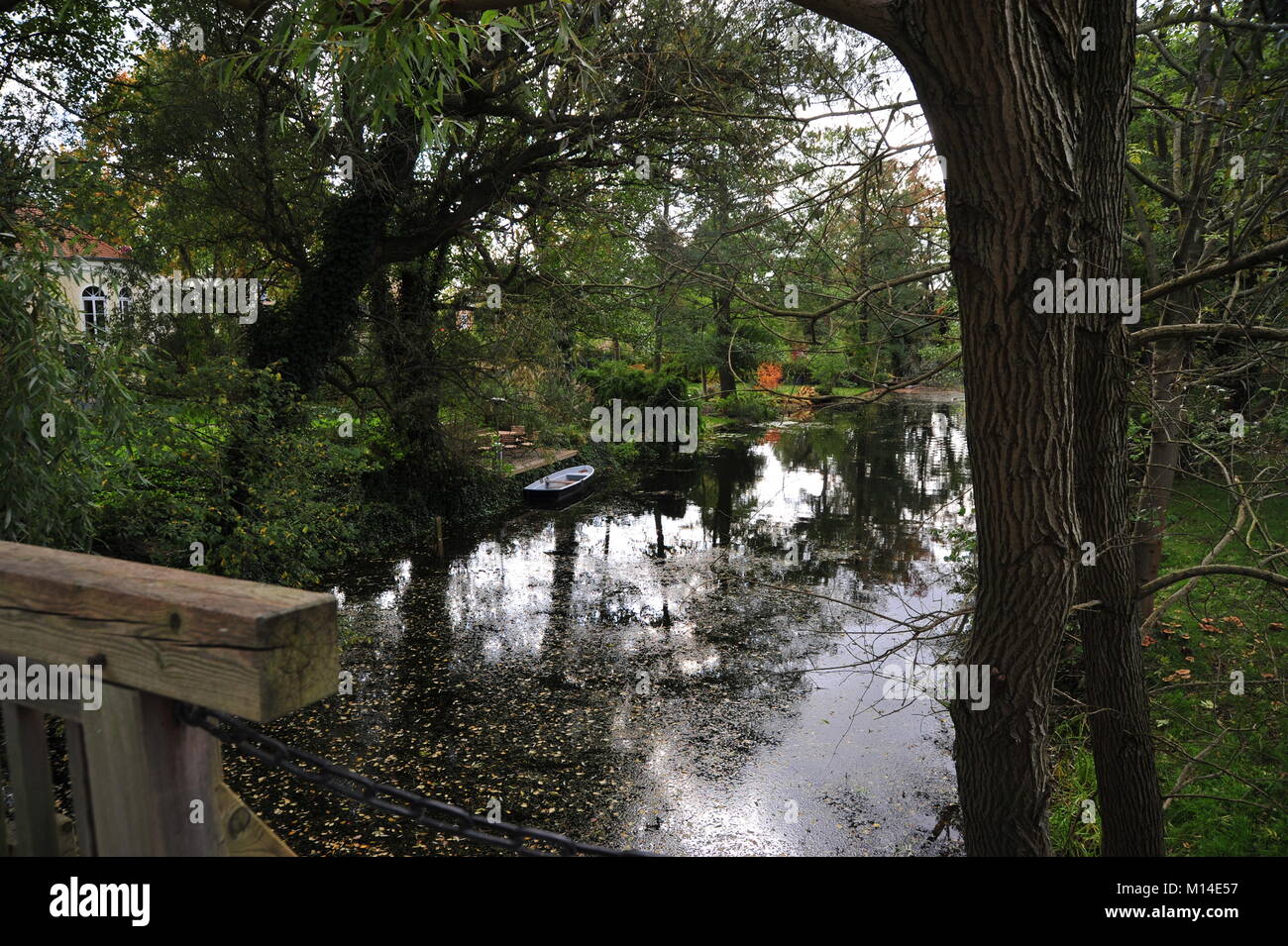 Wunderbare romantische Szene am kleinen Fluss in der Nähe von Schloss Cecilienhof Potsdam Stockfoto