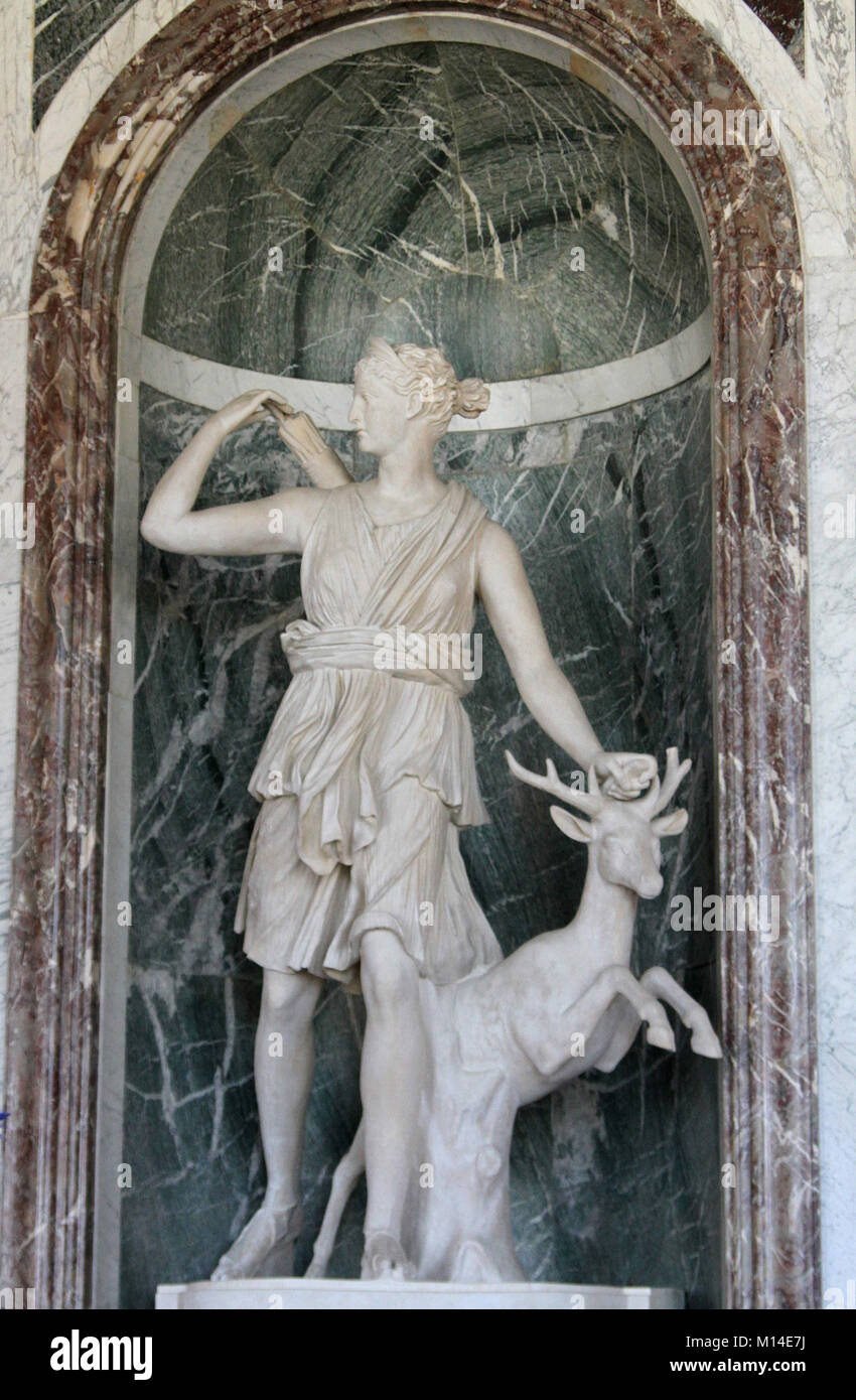 Antik-Diana die Jägerin-Statue in die Hall of Mirrors, Schloss Versailles, Paris, Frankreich. Stockfoto