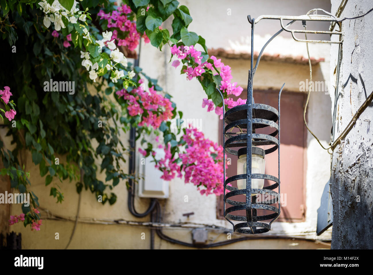 Alte vintage street lamp auf Wand an der Straße von Rhodos Stadt, Griechenland Stockfoto