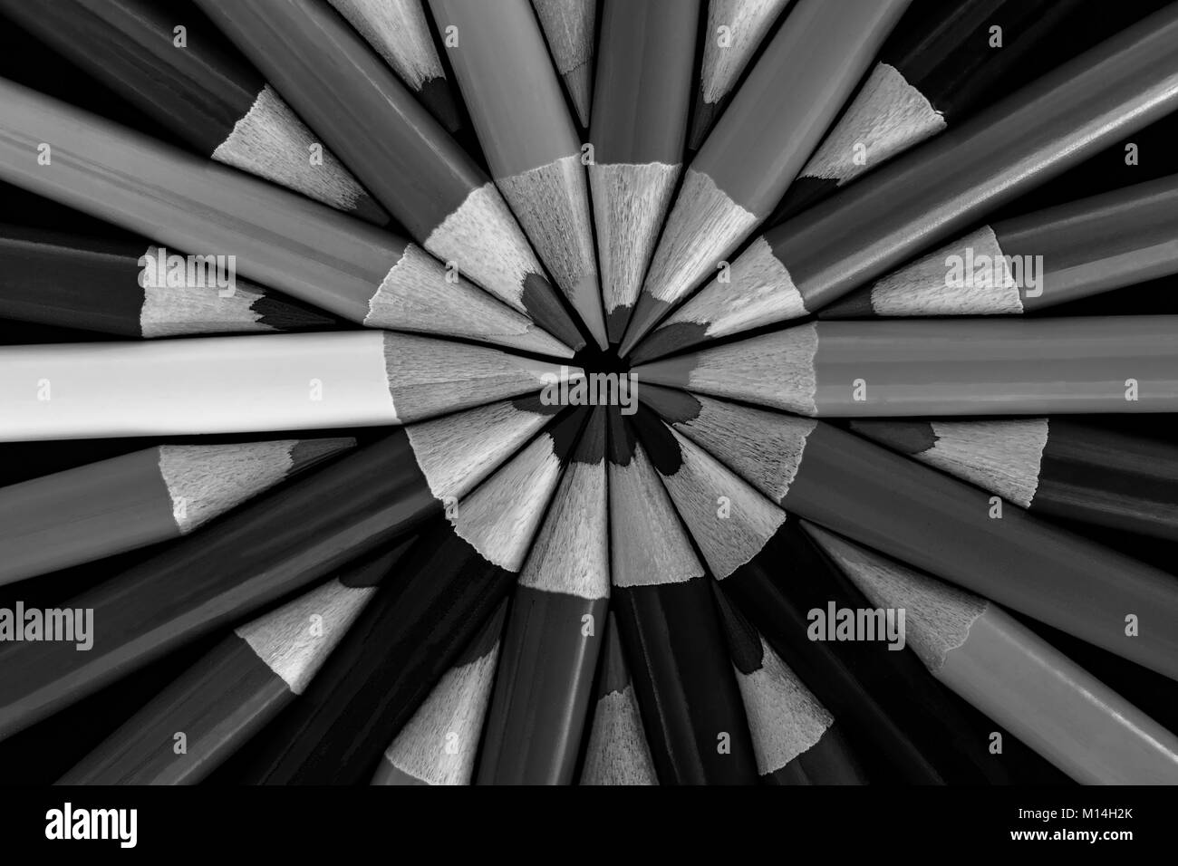 Buntstifte in einem symmetrischen Muster erzeugt in B&W Stockfoto
