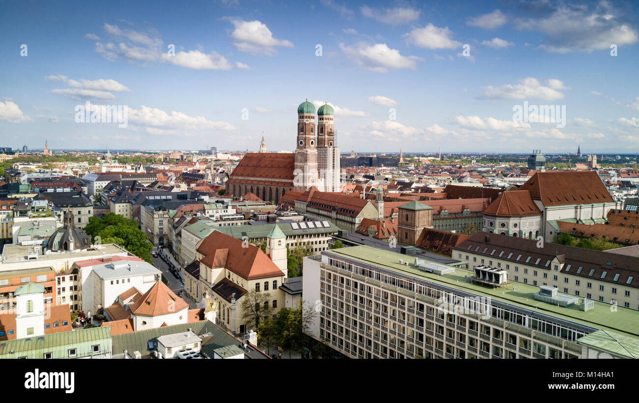 München Aerial Highway mit dem bekanntesten Wahrzeichen, der Frauenkirche, Bayern, Deutschland Stockfoto