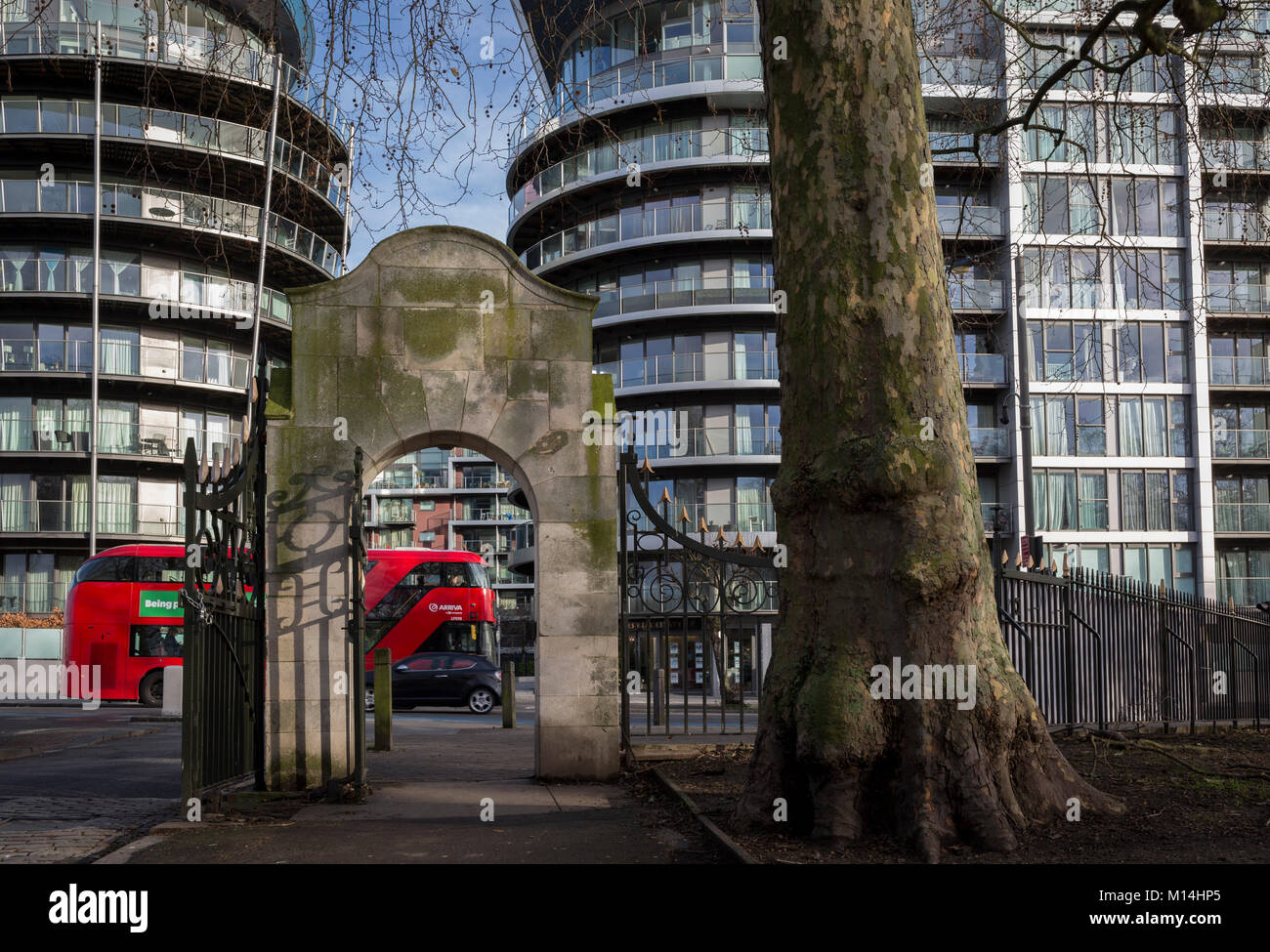 Die Östlichen Tore von Battersea Park mit den Wohnungen und Appartements am großen Chelsea Bridge Wharf Entwicklung auf Queenstown Road, in der Nähe der Battersea Power Station, am 22. Januar 2018, im Süden von London, England. Stockfoto