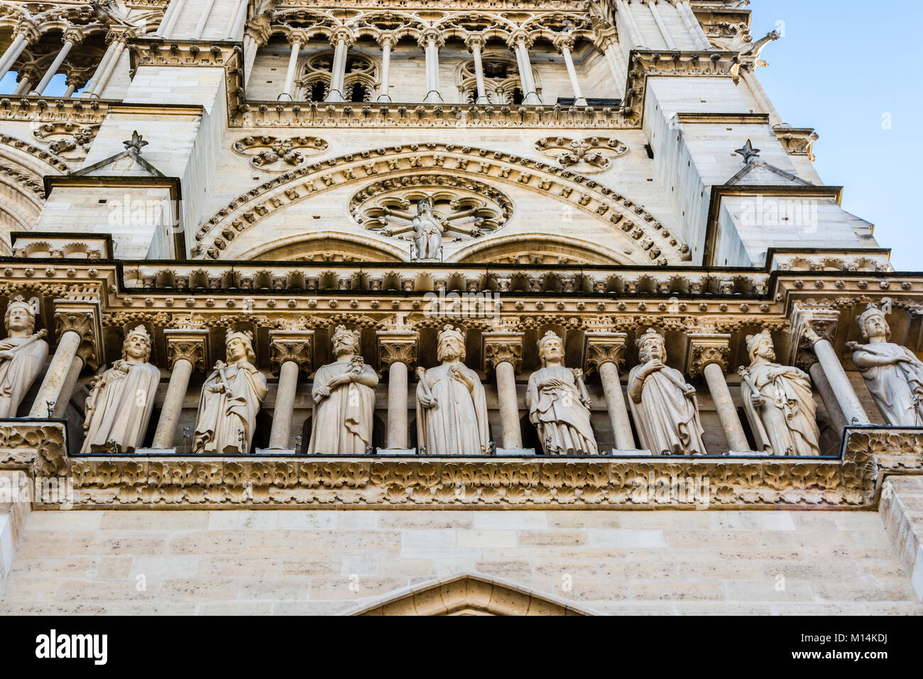 Paris, Frankreich: Skulpturen auf dem Portal von St. Anne auf der westlichen Fassade, Southern Tower, der Notre Dame Kathedrale. Stockfoto