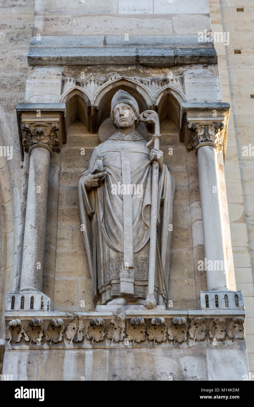 Paris, Frankreich: Skulptur von einem Priester als Vertreter der Kirche, die auf dem Portal von St. Anne auf der westlichen Fassade, Southern Tower, der Kathedrale von Notre Dame Stockfoto