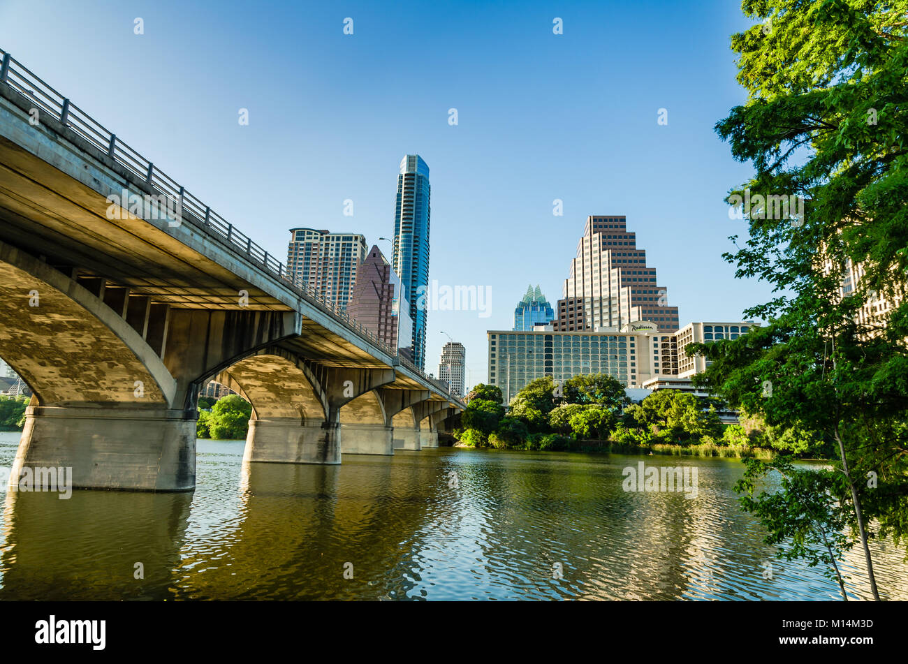 Austin, Texas - 1. Juni 2014: Wolkenkratzer und der Ann W. Richards Congress Avenue Bridge (Brücke) überqueren Lady Bird Lake. Stockfoto