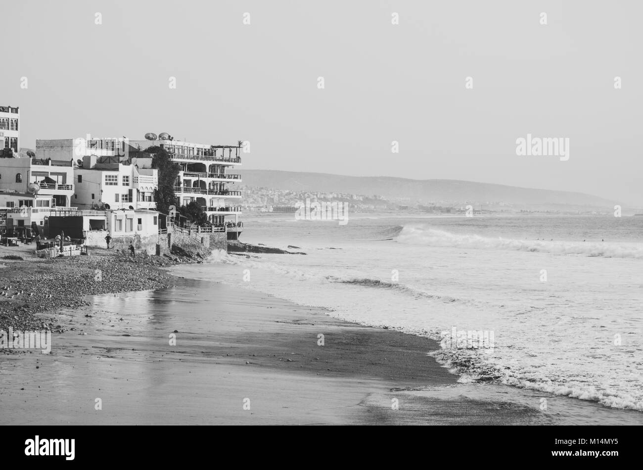 Große Wellen surfen Stadt in Marokko Taghazout - Schwarz und Weiß Stockfoto