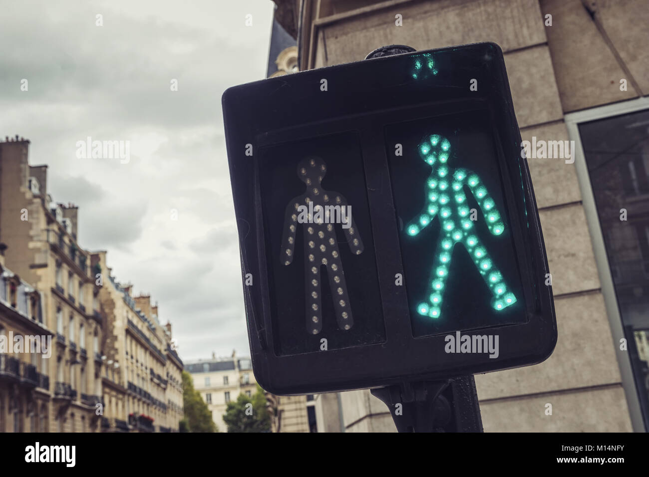 Ampel an der Straße von Paris an einem bewölkten Tag. Stockfoto