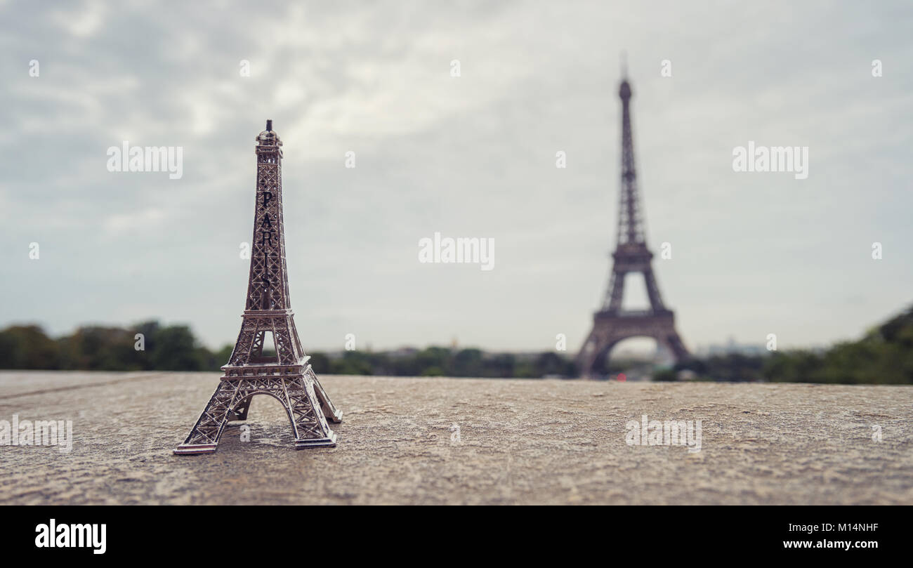Eiffelturm souvenir Skulptur am Trocadero in Paris statt. Stockfoto