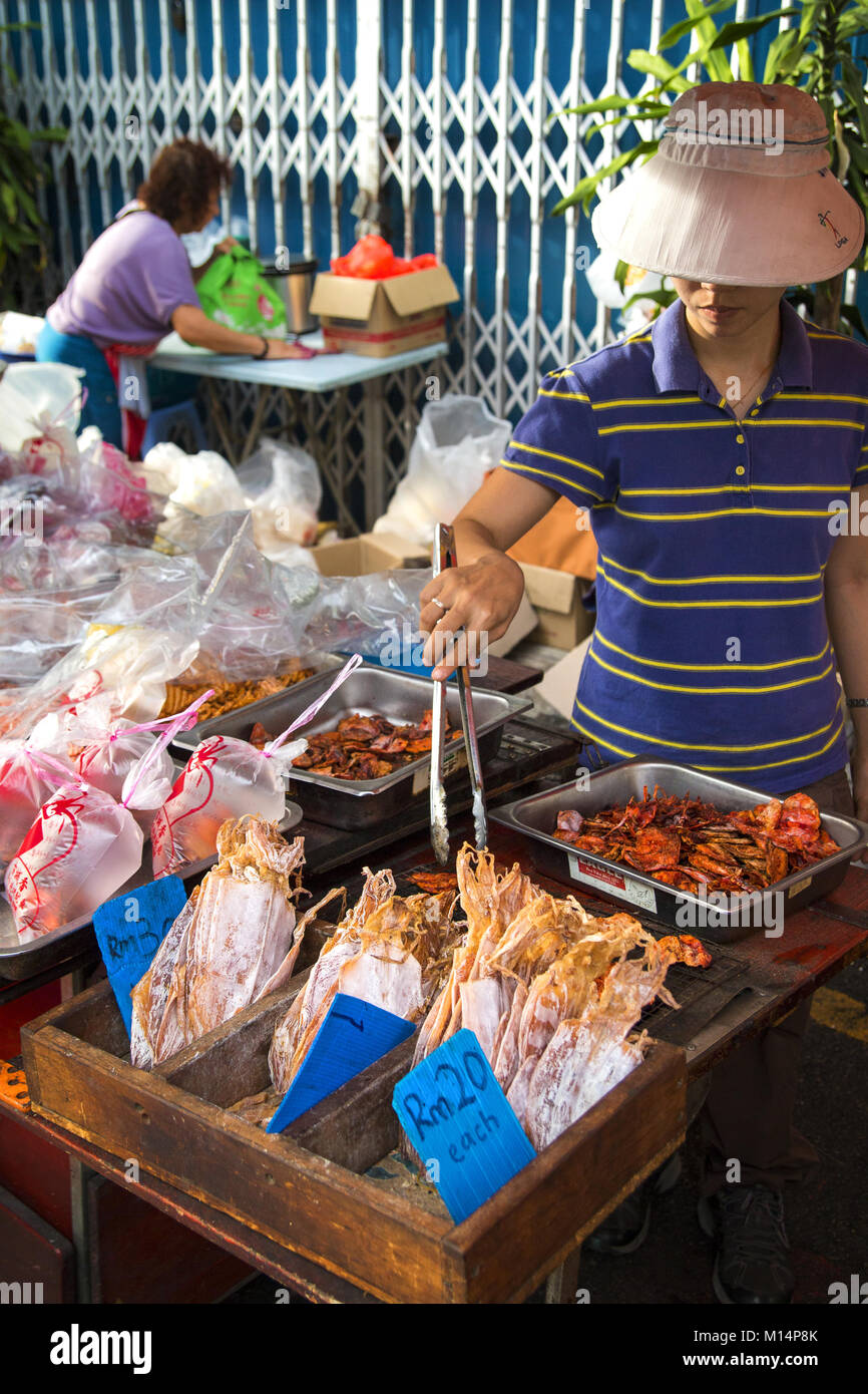 Asiatische Straße Verkäufer am Markt verkaufen die Auswahl der lokalen Fisch, Fleisch und Gemüse, Melacca, Melaka, Jonker Street Market, Malaysia Stockfoto