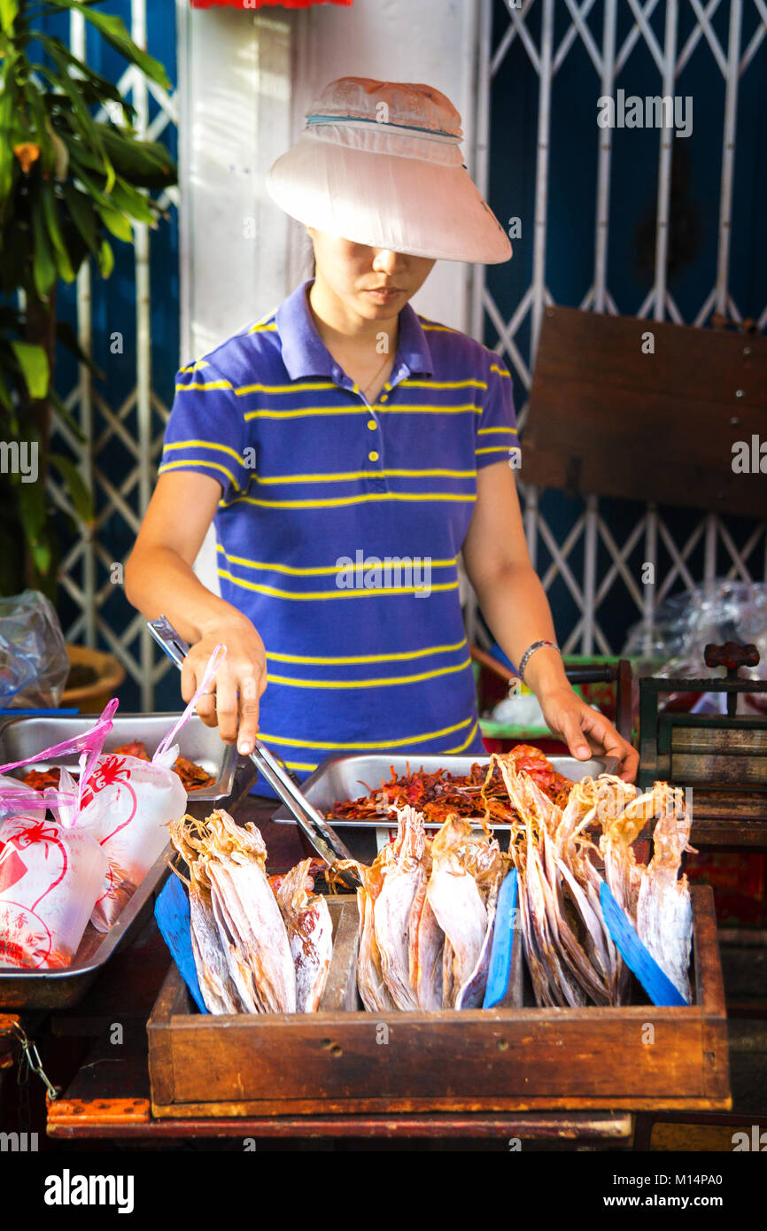 Street Hersteller am Malaysischen essen Marktstand mit traditionellen asiatischen Speisen, facmous Jonker Street Market, Malakka, Malaysia, UNESCO Weltkulturerbe Stockfoto