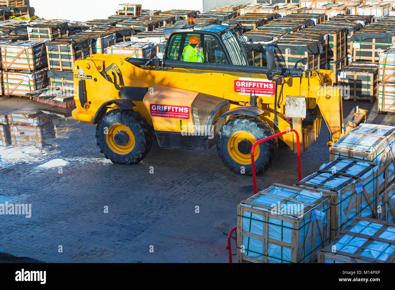 Erneuerungen und resurfacing Arbeiten am Pier Ansatz, Bournemouth, Dorset UK im Januar Stockfoto