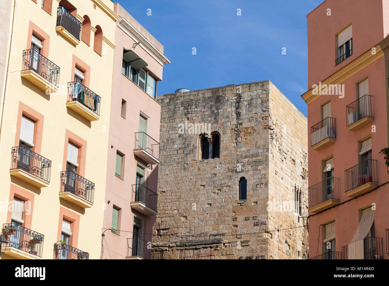 Fassade Gebäude, romanische Turm provinziellen Forum von tarraco zwischen modernen Gebäuden. Tarragona, Spanien. Stockfoto