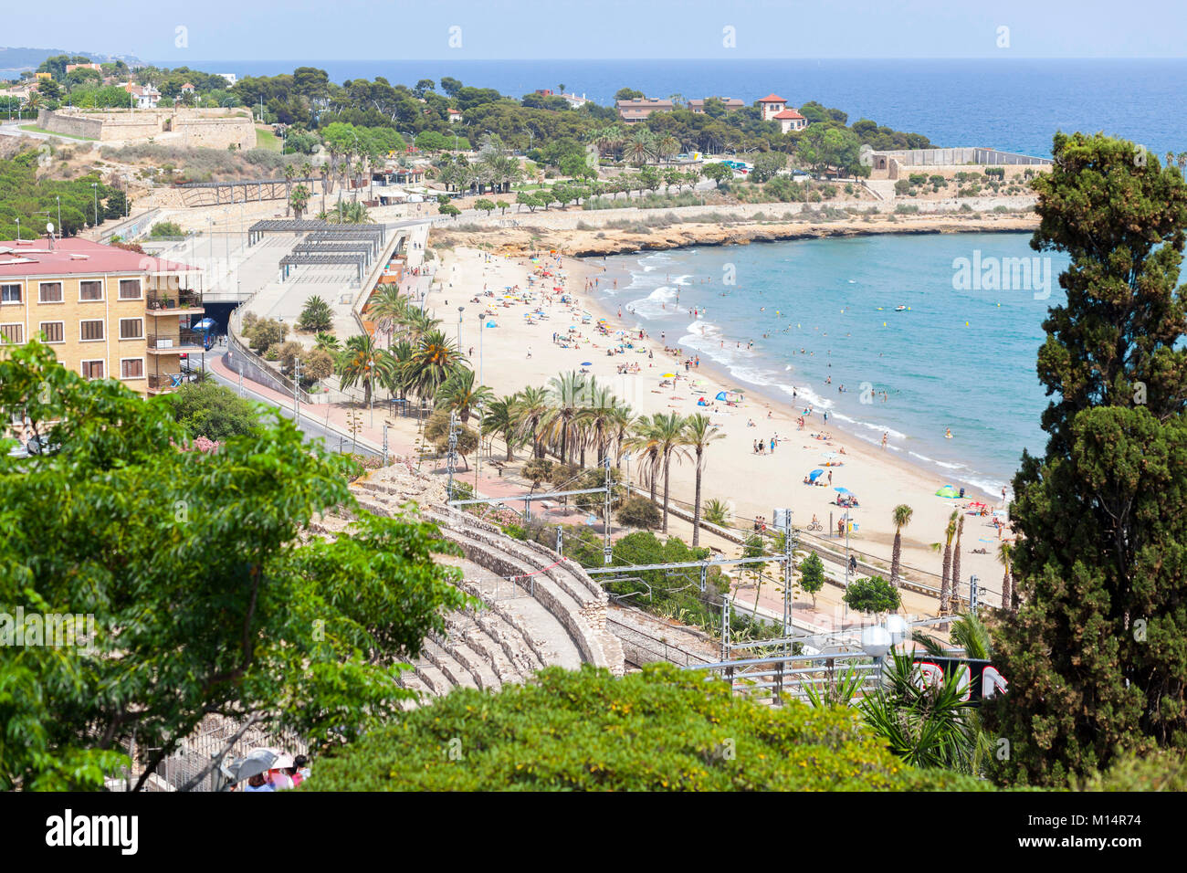 Stadt und Strand am Mittelmeer. Tarragona, Spanien. Stockfoto