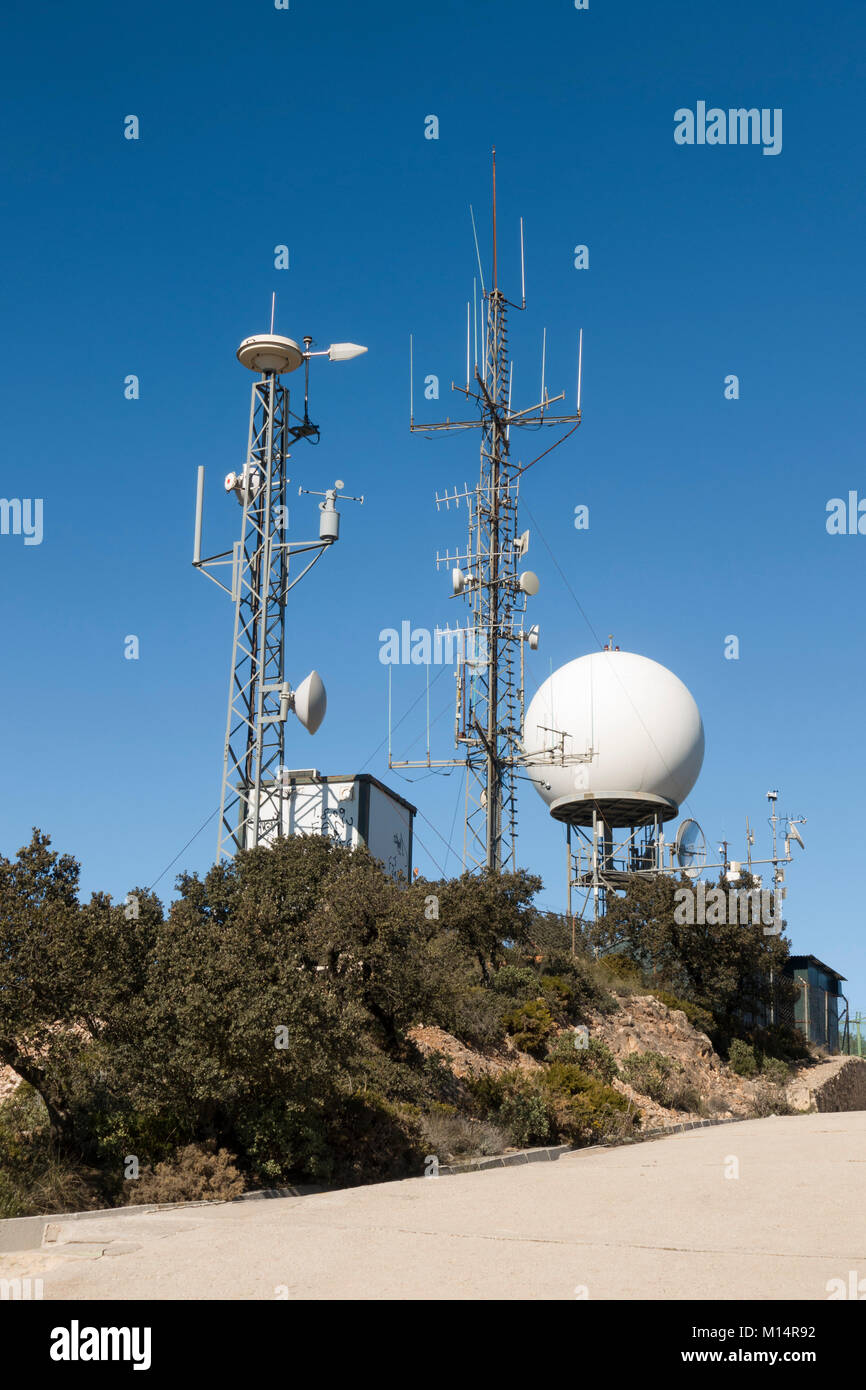 Wetter Radar, Wetter surveillance radar, Doppler Radar auf die Berge von Mijas, Andalusien, Spanien. Foto Stockfoto