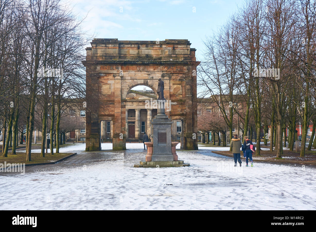 Die McLennan Arch am Eingang zu Glasgow Green Park, mit der William Collins Brunnen im Vordergrund. Stockfoto