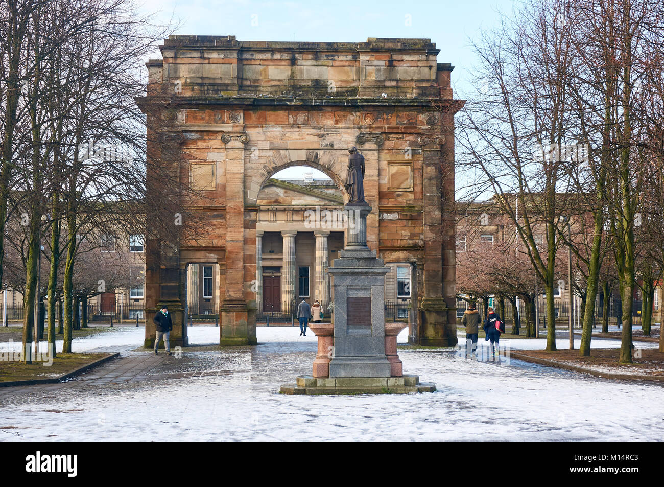 Die McLennan Arch am Eingang zu Glasgow Green Park, mit der William Collins Brunnen im Vordergrund. Stockfoto