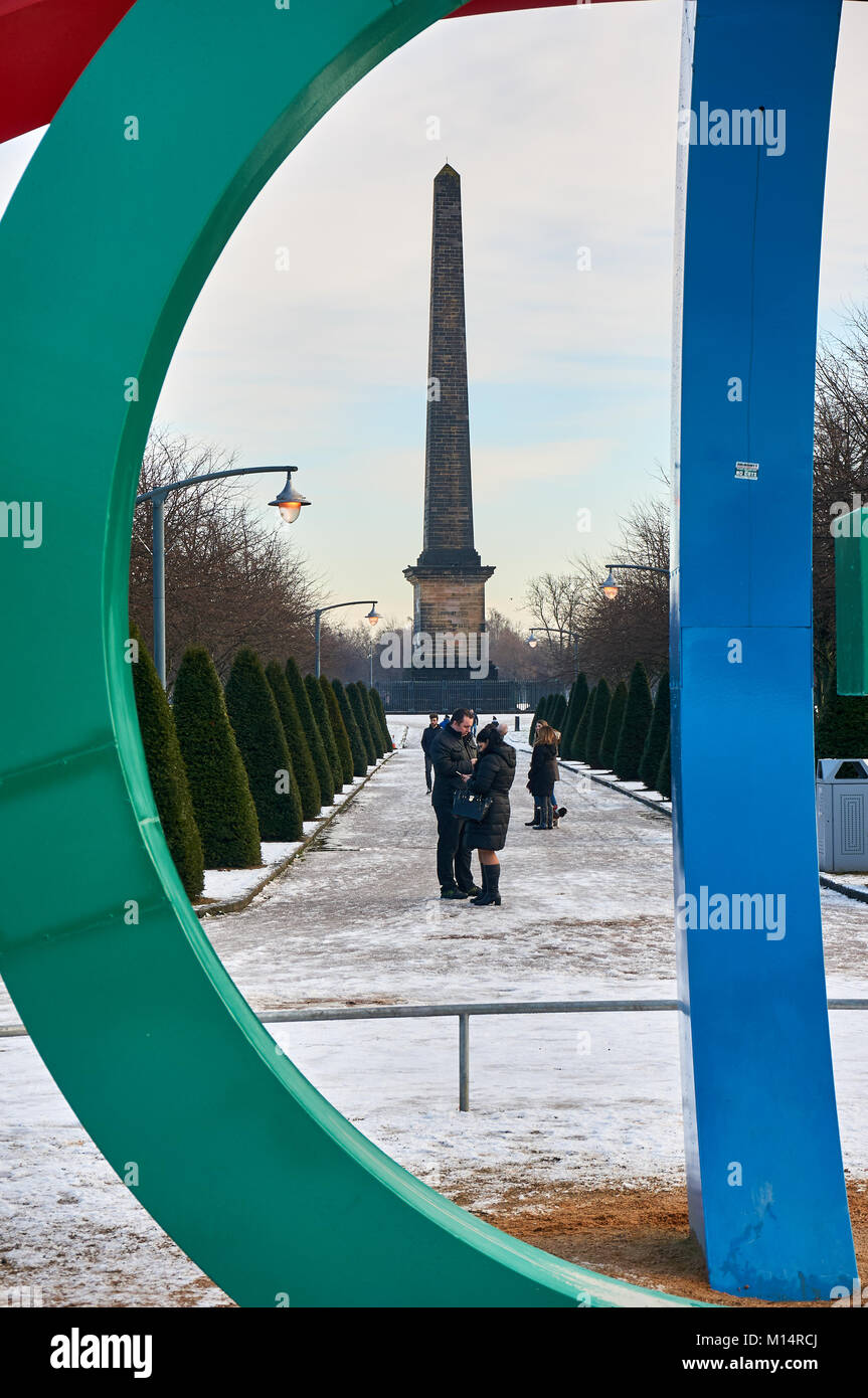 Glasgow Green Park im Winter mit dem Nelson Denkmal und ein Commonwealth Games Monument im Hintergrund. Stockfoto