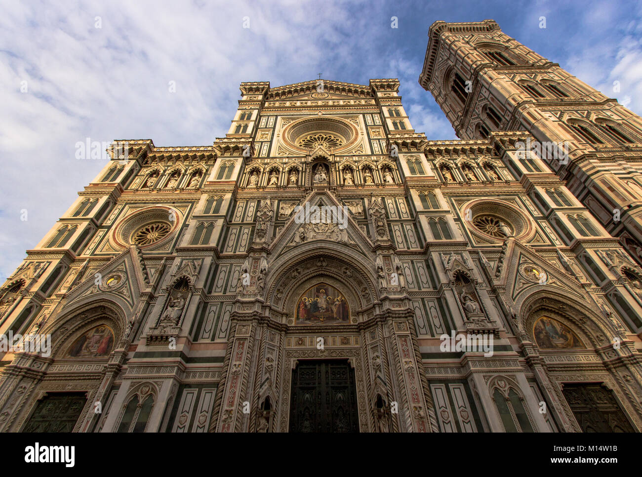 Kathedrale Santa Maria del Fiore in Florenz, Italien - Wide Angle Shot der Glockenturm der Kathedrale von Florenz & Giotto (Il Duomo di Firenze) Stockfoto