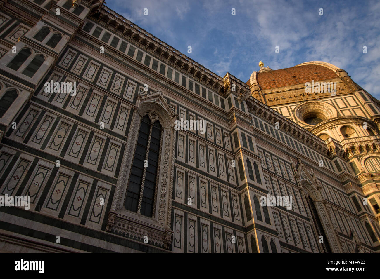 Kathedrale Santa Maria del Fiore in Florenz, Italien - Wide Angle Shot der Glockenturm der Kathedrale von Florenz & Giotto (Il Duomo di Firenze) Stockfoto