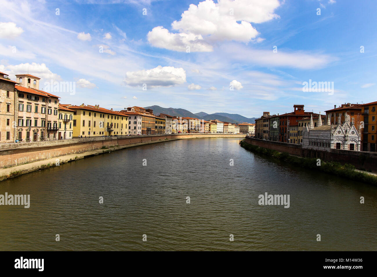 Pisa in der Toskana, Italien - Geschossen von Pisa an einem klaren Tag mit blauen Himmel über den Arno. Stockfoto