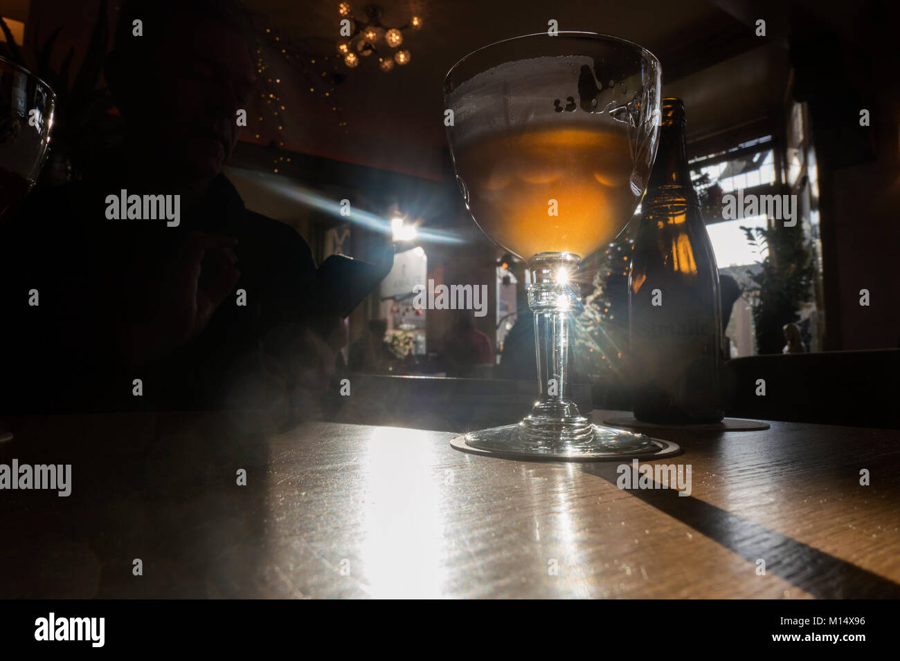 Golden Bier mit Sonnenlicht Upgrade der Farbe in einem Pub Stockfoto