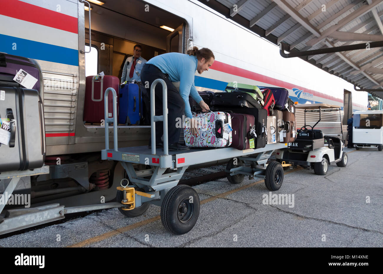 Amtrak porter Gepäck laden in den Gepäckwagen an einem Bahnhof in Tampa, Florida. Stockfoto