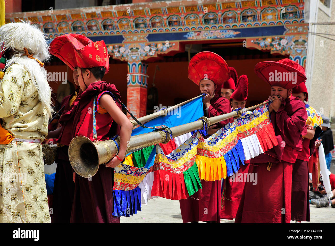 Buddhistische Mönche Hörner blasen, während religiöse Fest. Lamayuru Gompa, Ladakh, Jammu und Kaschmir, Indien. © Antonio Ciufo Stockfoto