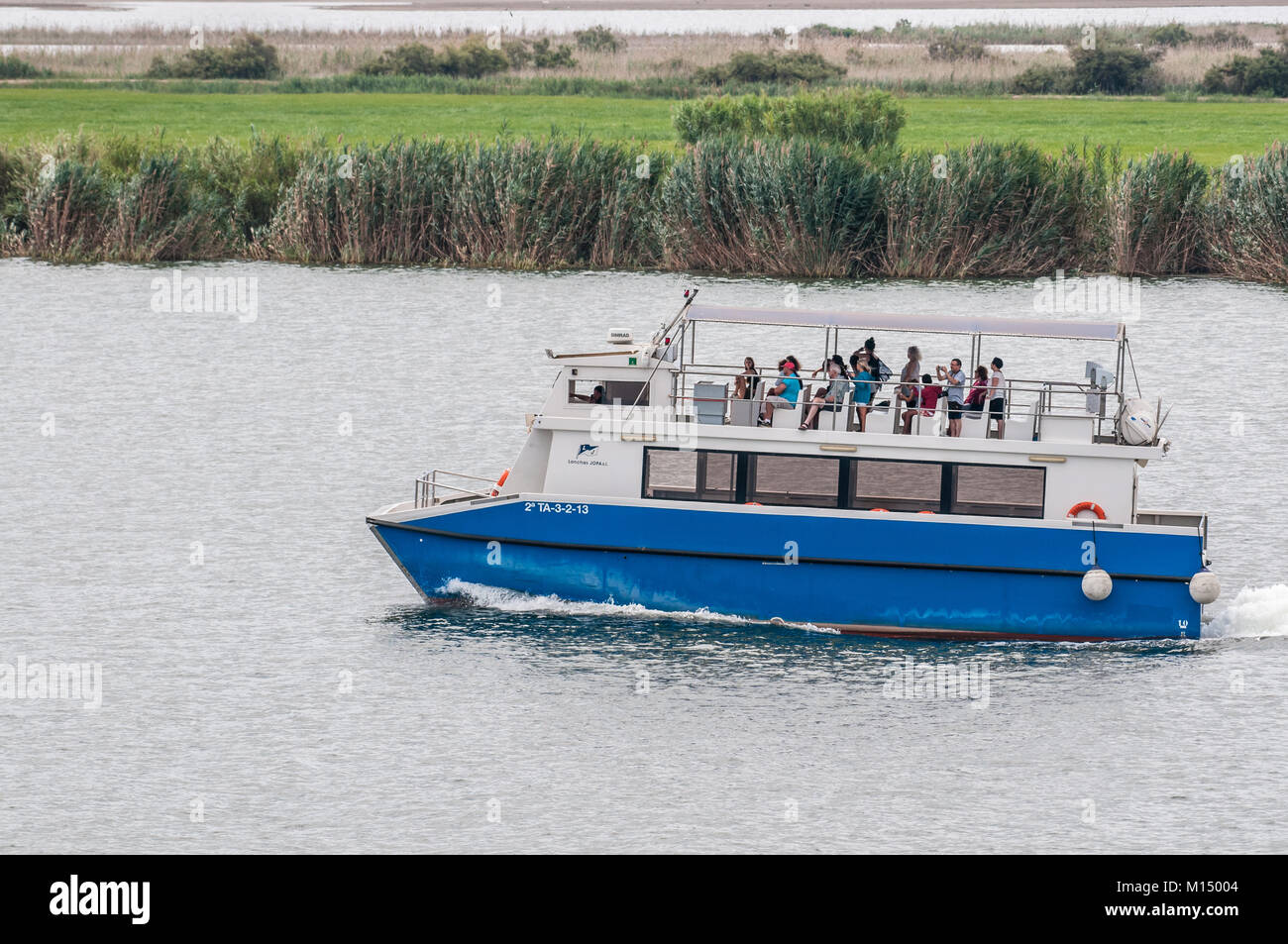Boot auf dem Fluss Ebro mit Touristen, Ebro Delta, Tarragona, Katalonien, Spanien Stockfoto