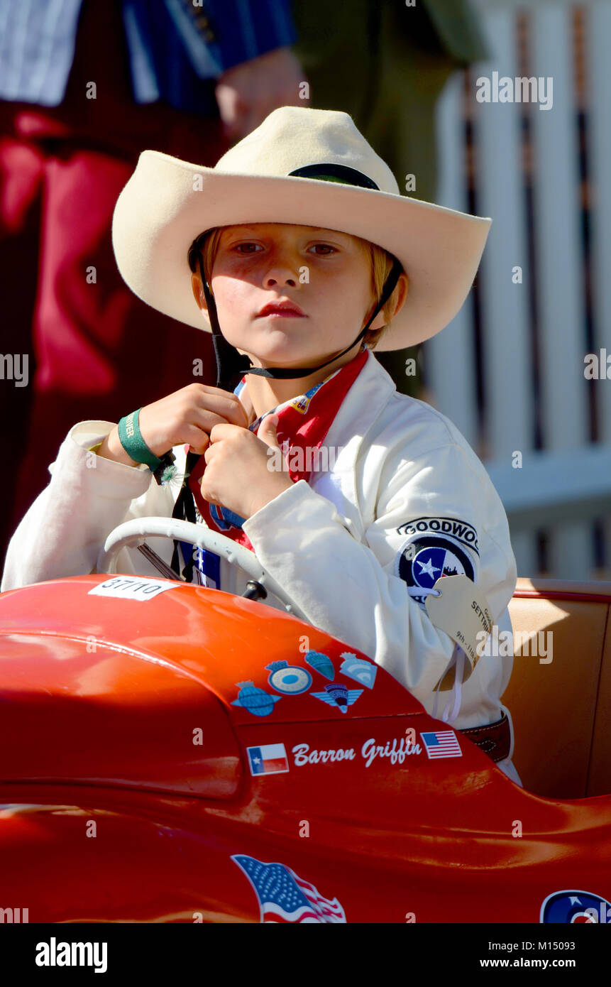Barron Griffin ist bereit, im Settrington Cup im Goodwood Revival zu Rennen. Kind im Austin J40 Peddle Car Stockfoto