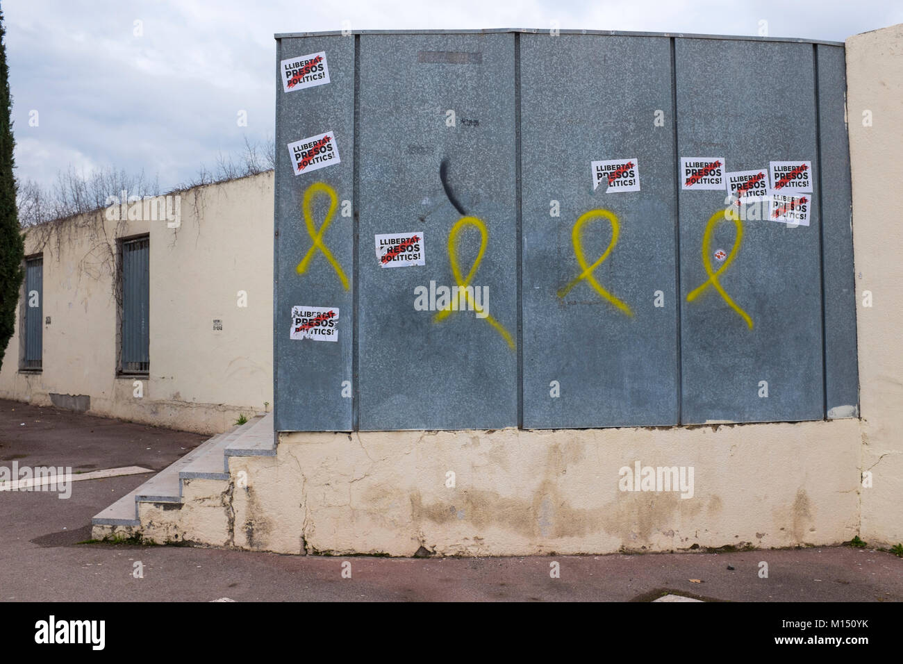 Pro-Catalan Unabhängigkeit Graffiti und Aufkleber, an der Wand der Biblioteca Central Gabriel Ferrater (Stadtbibliothek) Sant Cugat del Valles, Barc Stockfoto