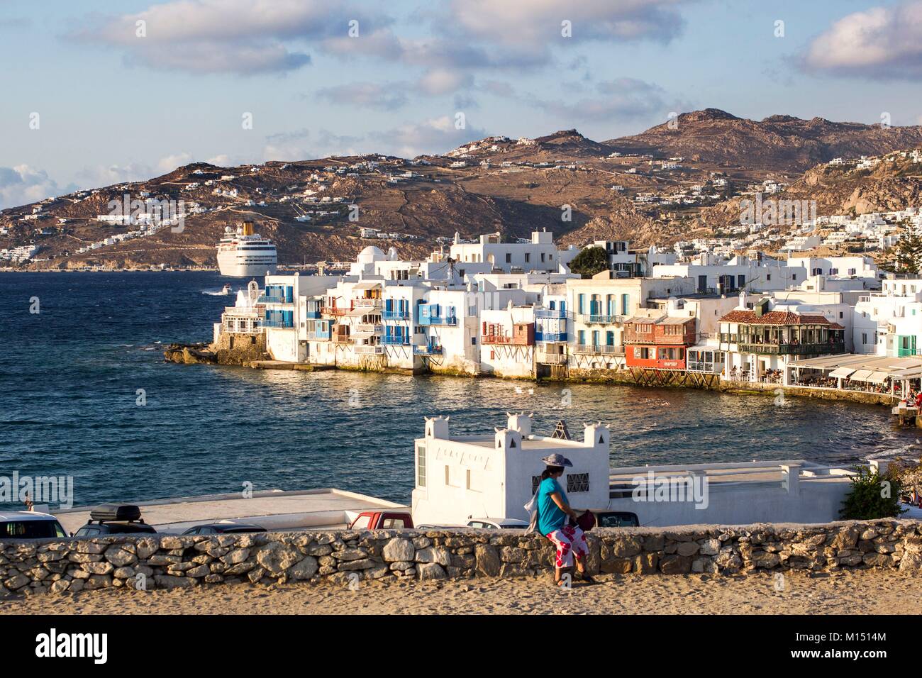 Griechenland, Kykladen, Mykonos, Little Venice mit Bootsfahrt in den Hintergrund in den neuen Port Stockfoto