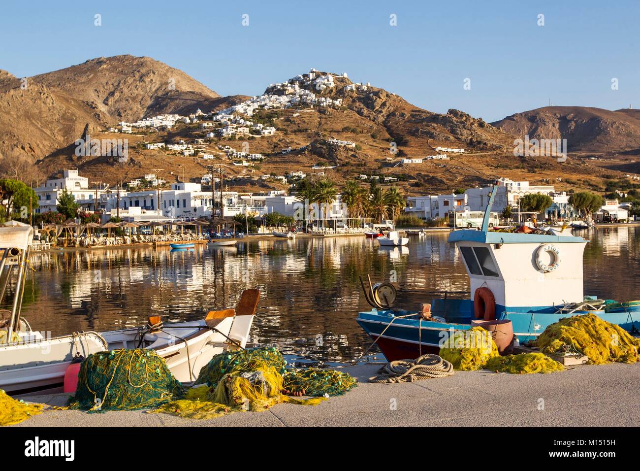 Griechenland, Kykladen, Serifos, Chora Dorf auf dem Gipfel des Berges mit Agios Konstantinos Kirche und Fischerboote im Hafen Livadii Stockfoto