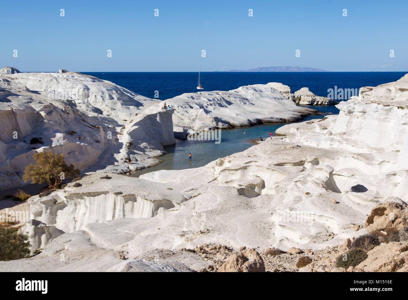 Griechenland, Kreta, Insel Milos, Kalkstein durch den Wind und das Meer bei Sarakiniko Stockfoto