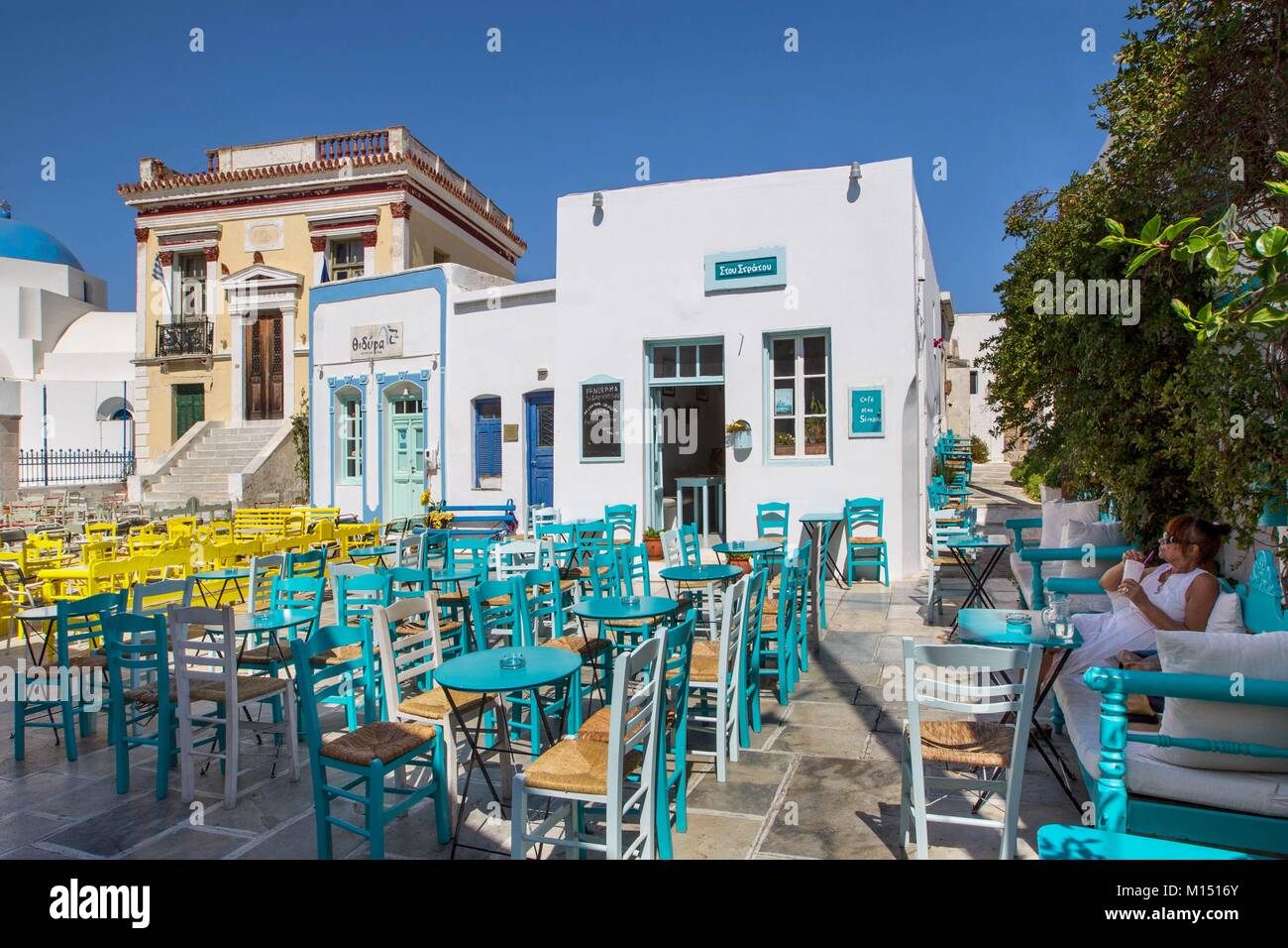 Griechenland, Kykladen, Serifos, Dorf Chora, den Platz mit der Gemeinde, Cafés und eine Dame Cocktail trinken Stockfoto