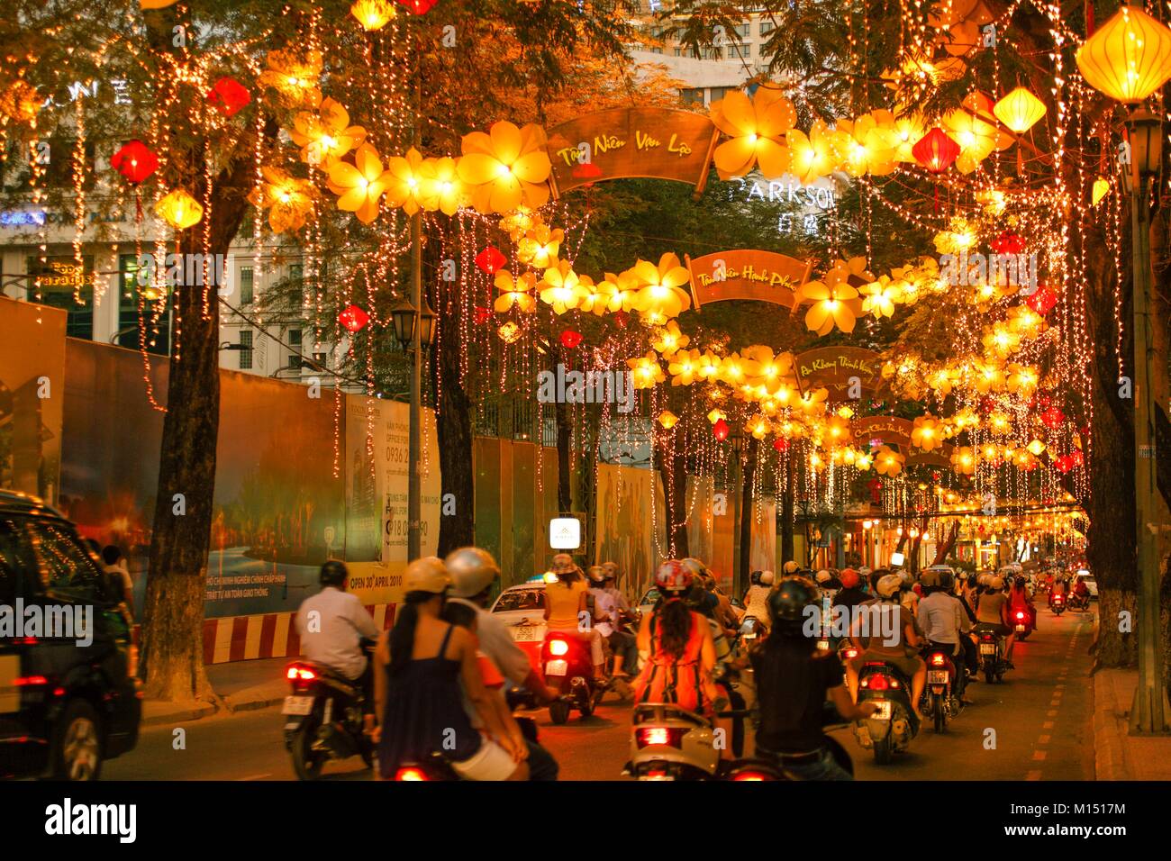 Vietnam, Ho Chi Minh City, dekoriert Straße während des neuen Jahres Stockfoto