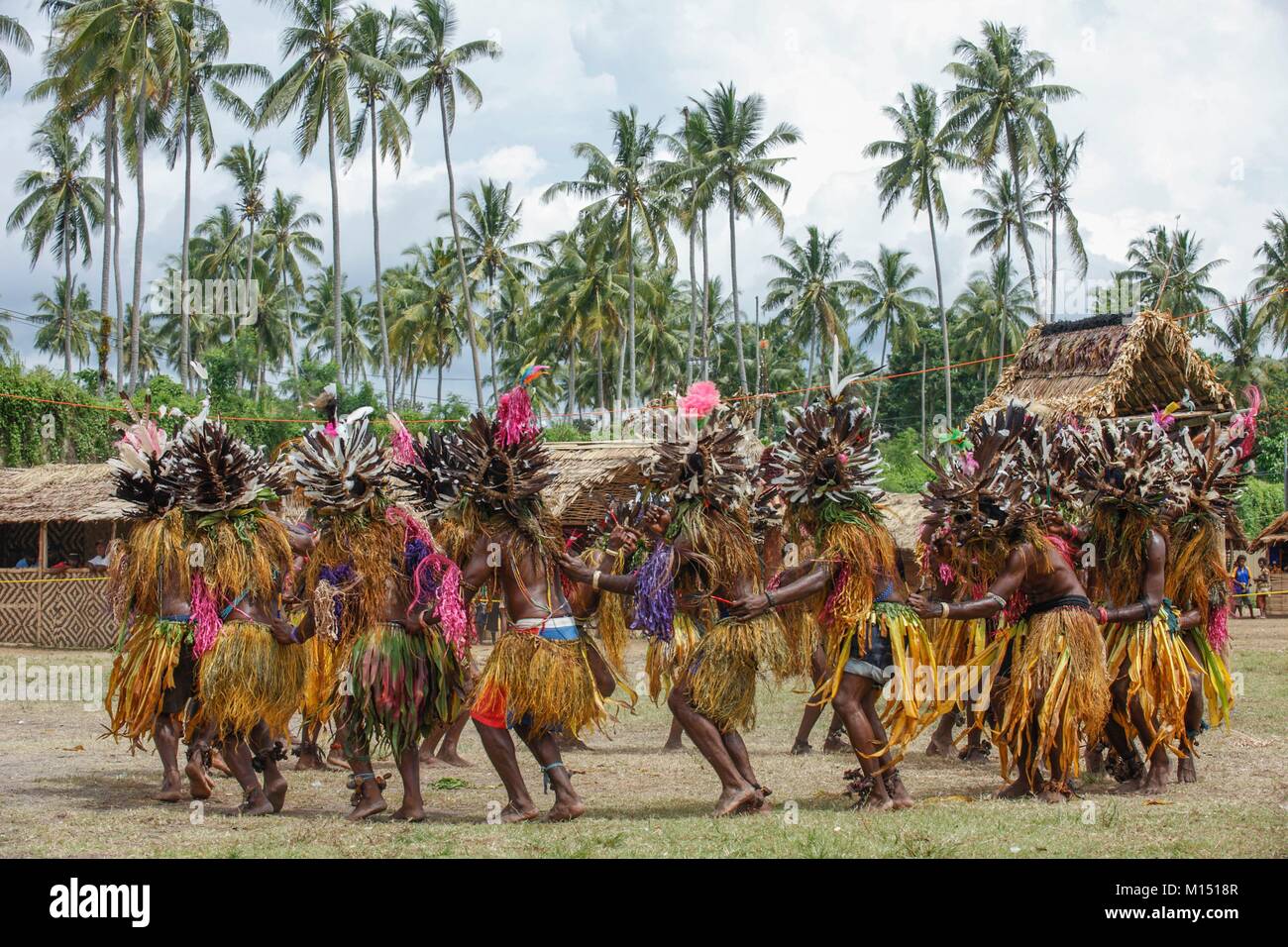 Papua Neu Guinea, West New Britain, rituelle Tänze, die Kleider sind komplett mit vogelfedern und Pflanzen gemacht Stockfoto