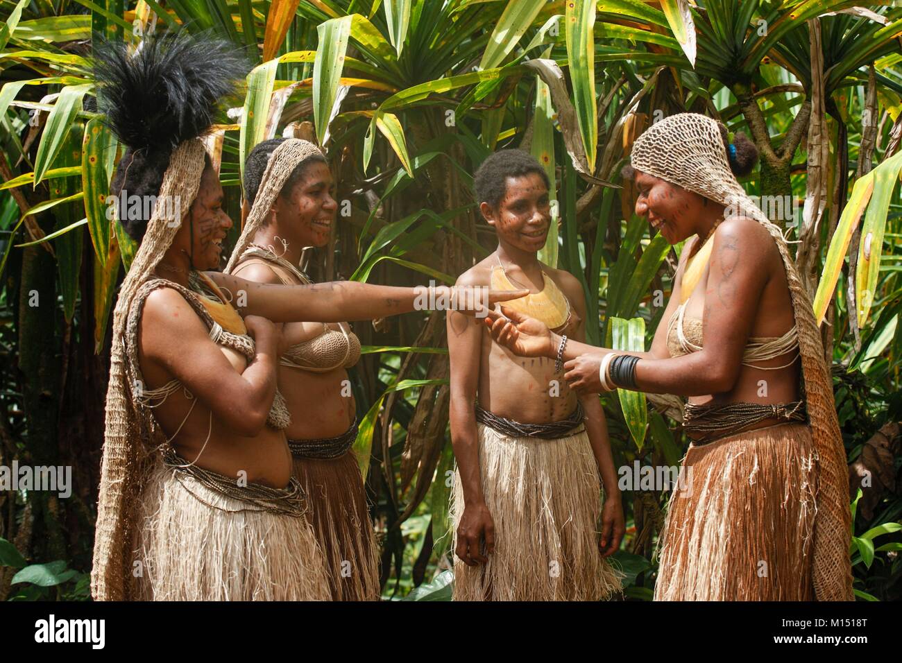 Papua-neuguinea, Southern Highlands, Mädchen aus Bosavi, die Kleidung, die sind komplett mit Bush Materialien Stockfoto