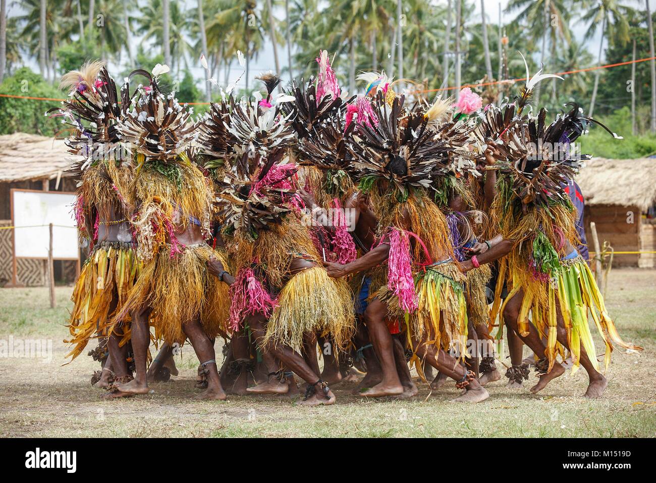 Papua Neu Guinea, West New Britain, rituelle Tänze, die Kleider sind komplett mit vogelfedern und Pflanzen gemacht Stockfoto