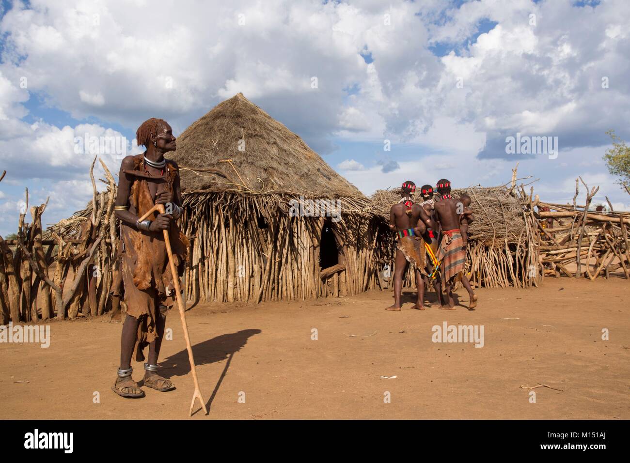 Äthiopien, untere Omo Valley als Weltkulturerbe von der UNESCO, Hamer Stamm, Frauen Röcke tragen und Baby Carrier aus Ziegenleder, geschmückt mit coris und Sie Ihre Haare mit Butter mit Ocker rot gemischt Stockfoto