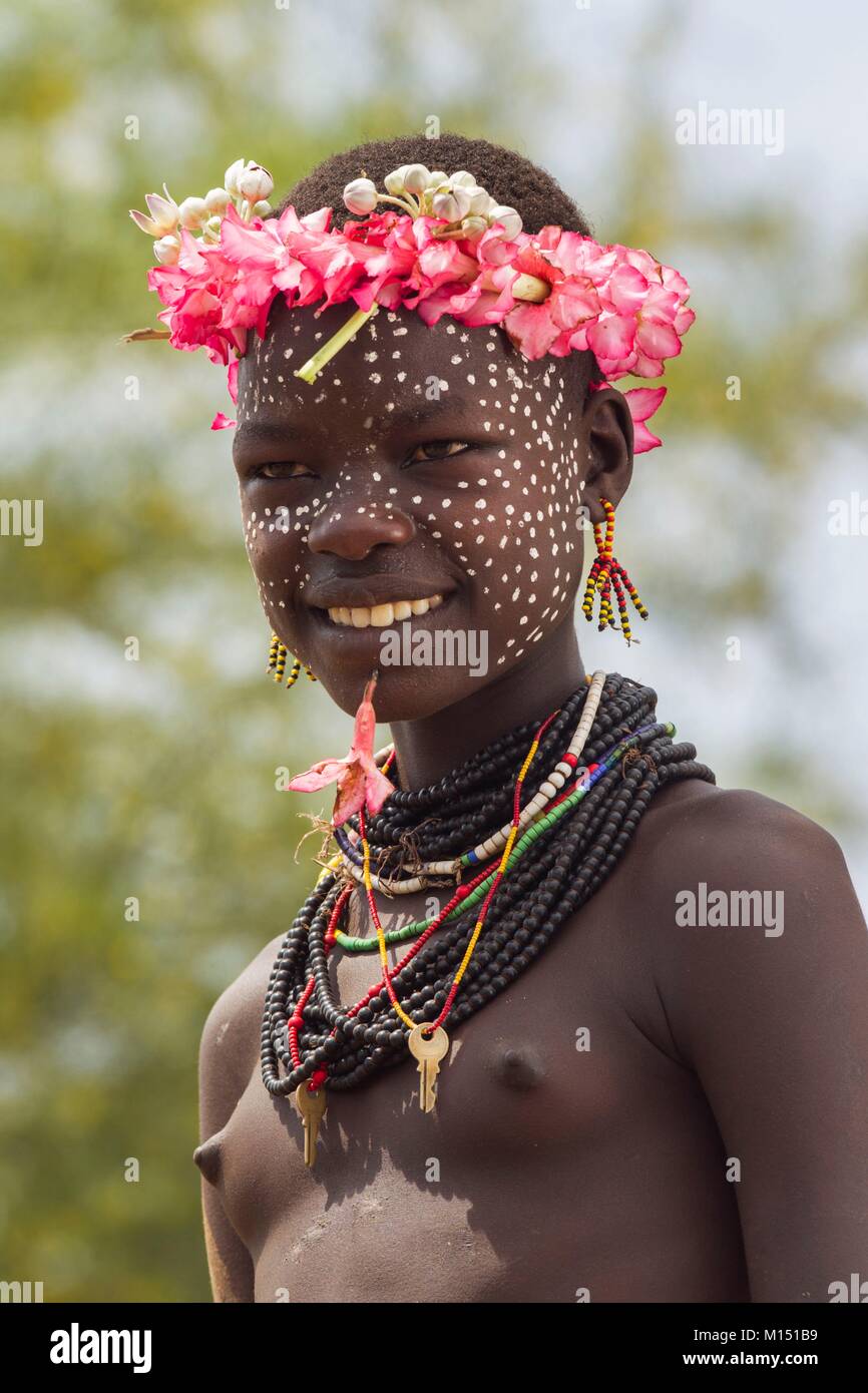 Äthiopien, untere Omo Valley UNESCO Weltkulturerbe, Karo Stammes, kleine Karo ihr Gesicht täglich Farbe Stockfoto