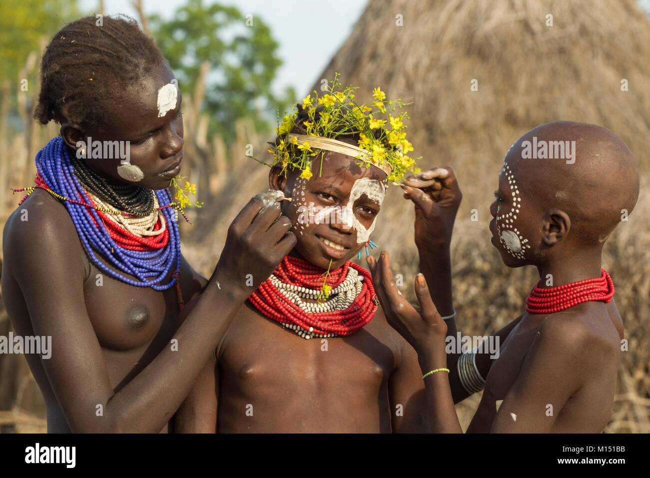 Äthiopien, untere Omo Valley UNESCO Weltkulturerbe, Karo Stammes, kleine Karo ihr Gesicht täglich Farbe Stockfoto