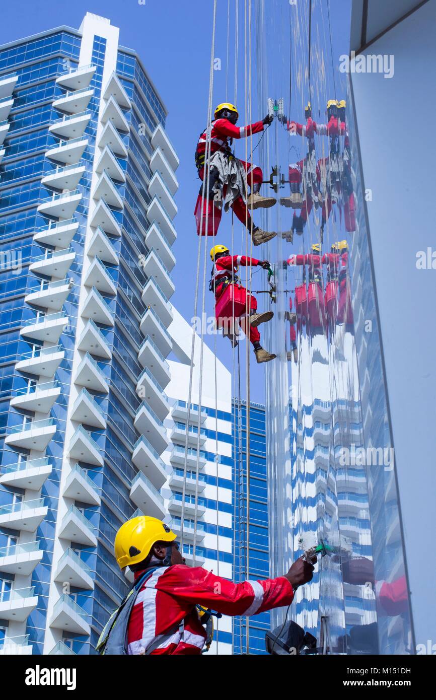Vereinigte Arabische Emirate, Dubai, Reiniger der Türme Stockfoto