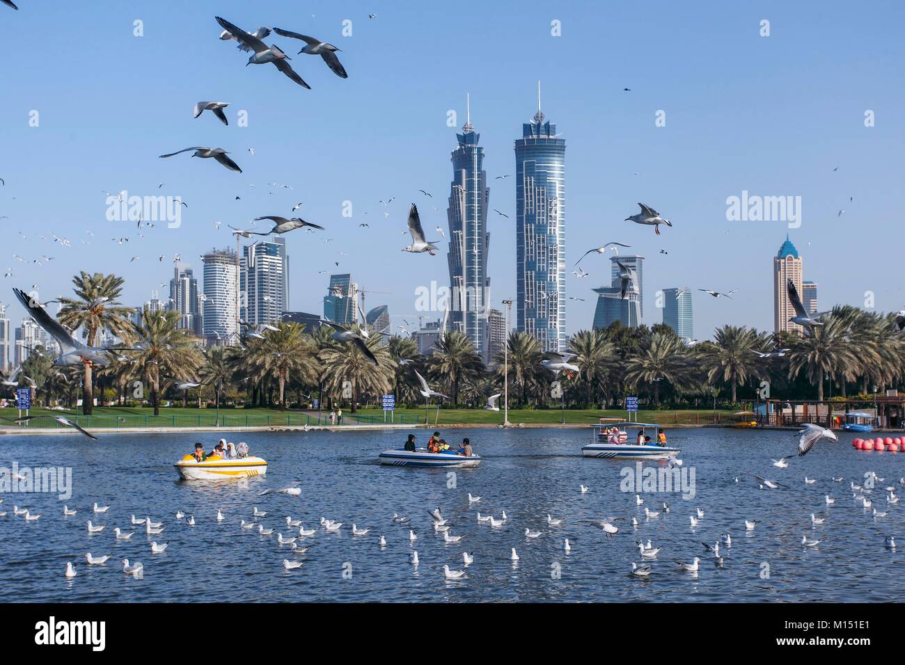 Vereinigte Arabische Emirate, Dubai Business Bay Area mit Burj Khalifa auf der linken Seite, mit Safa Park im Vordergrund Stockfoto